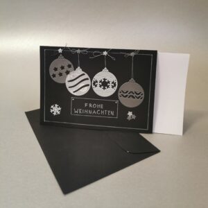 Produkt-Foto handgemachte Weihnachtskarte kleine hängende Weihnachtskugeln