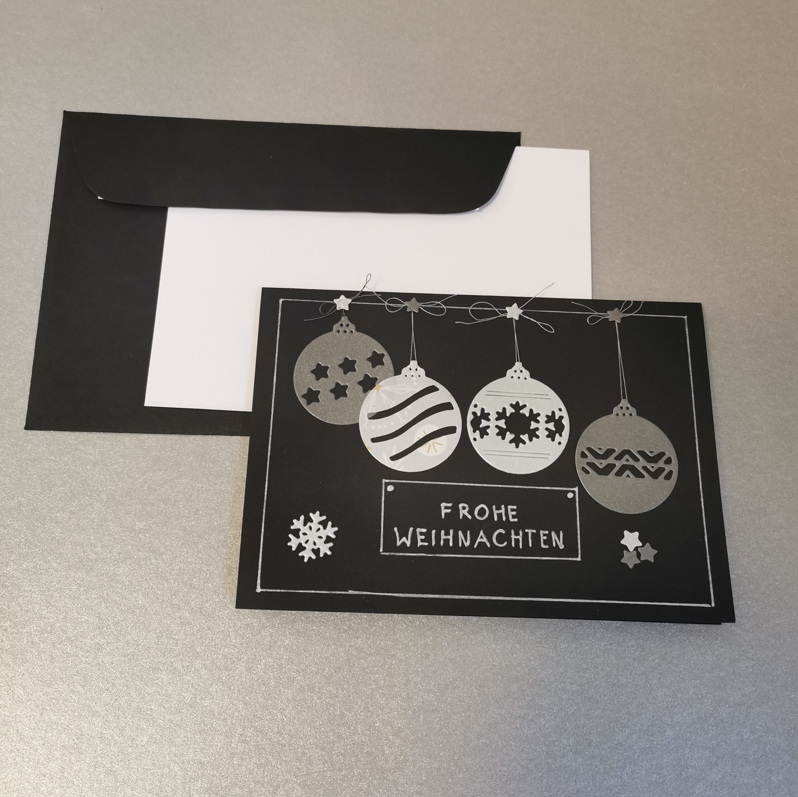 Produkt-Foto handgemachte Weihnachtskarte kleine hängende Weihnachtskugeln