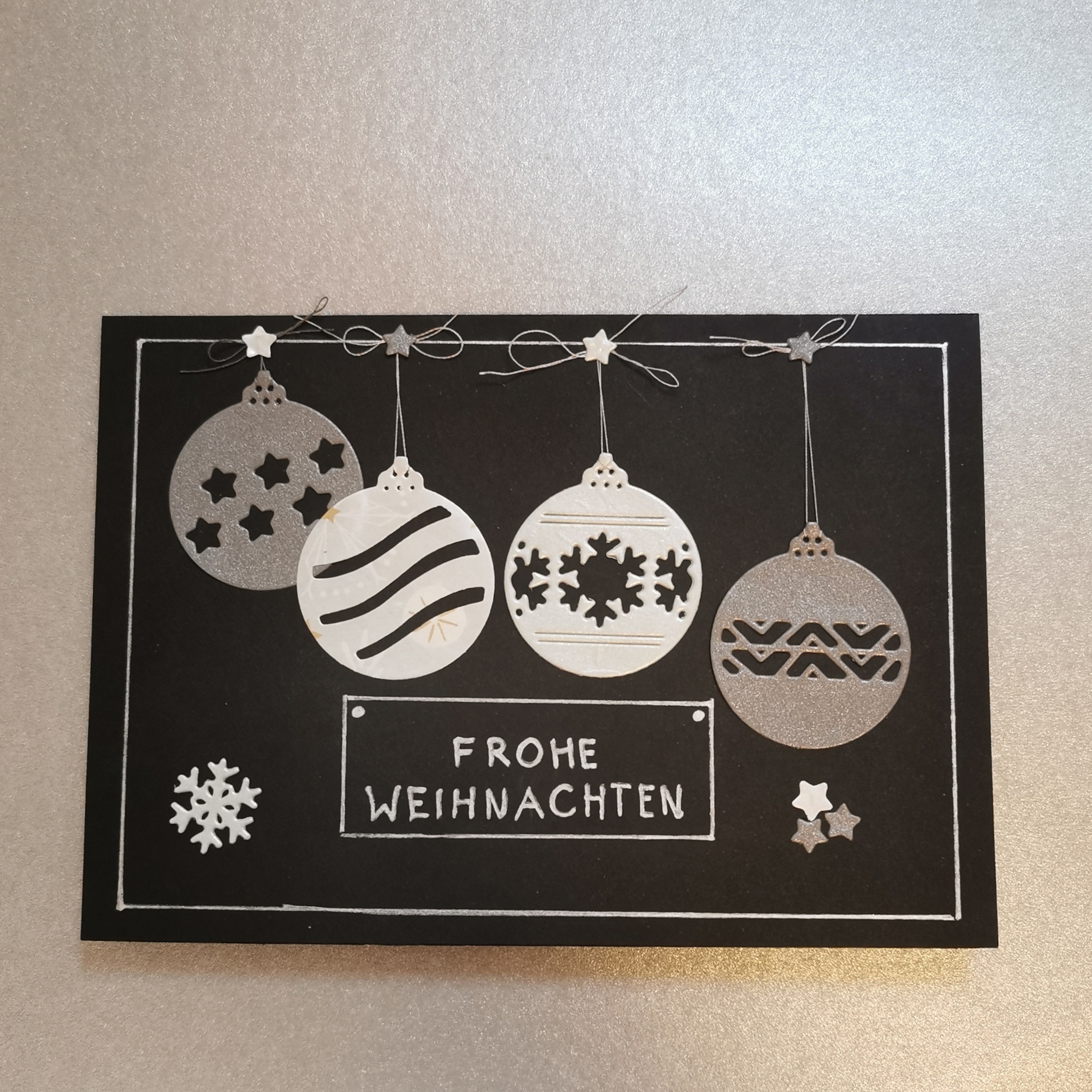 Produkt-Foto handgemachte Weihnachtskarte kleine hängende Weihnachtskugeln